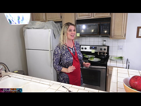 ❤️ Madrastra ordeñándole en la cocina antes de su cita ☑ Video de sexo en es.eviewporn.ru ❌️